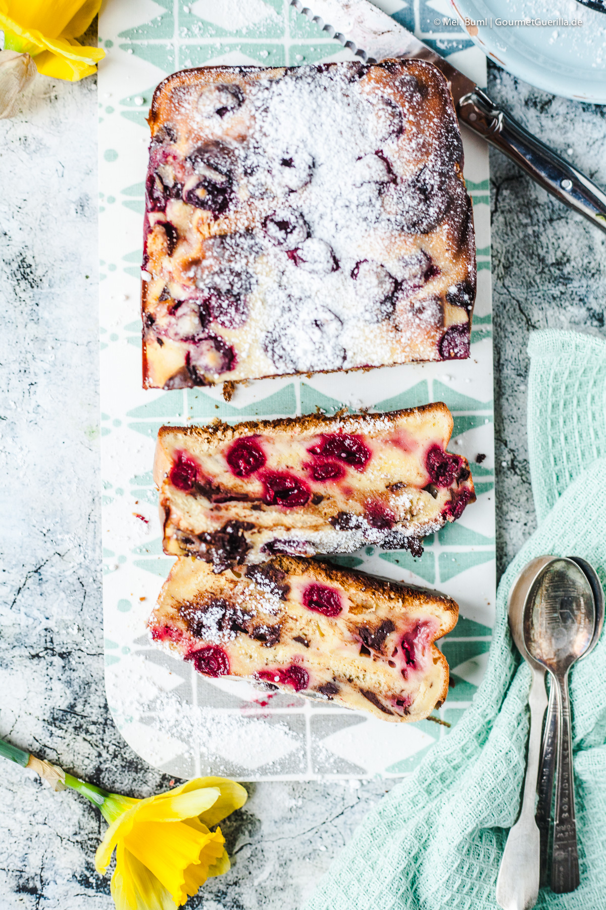 Poor knight cake with cherries and chocolate - remnants for Brioche, Osterzopf and sweet rolls | GourmetGuerilla .de 