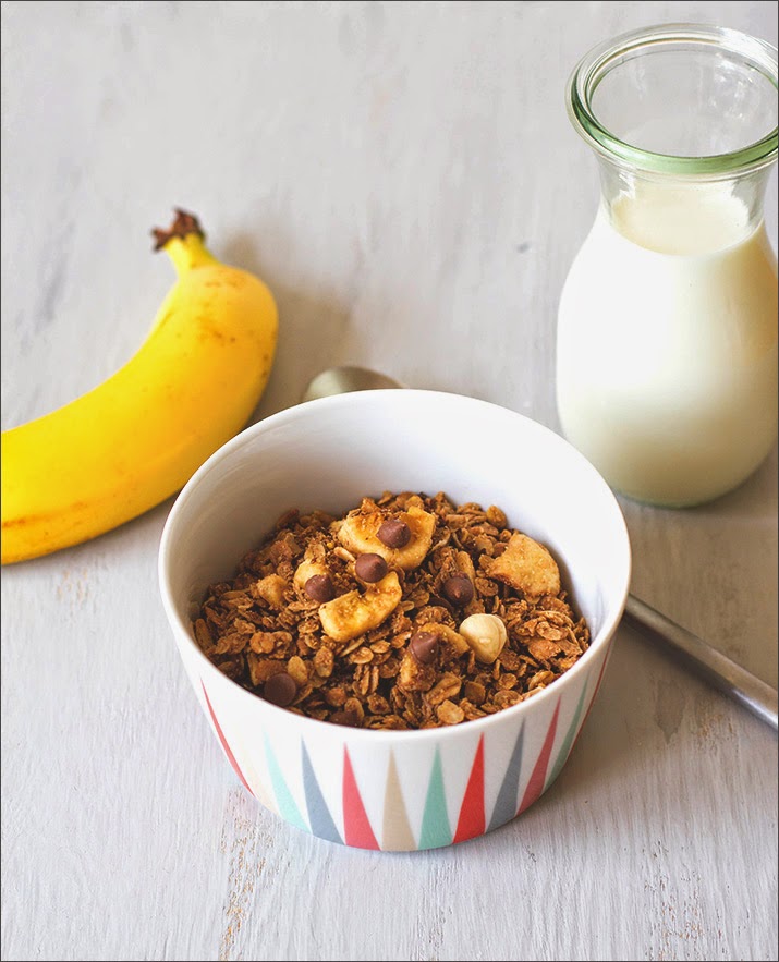 Chocolate banana and hazelnut granola in a bowl - Recipe for homemade crunchy cereal